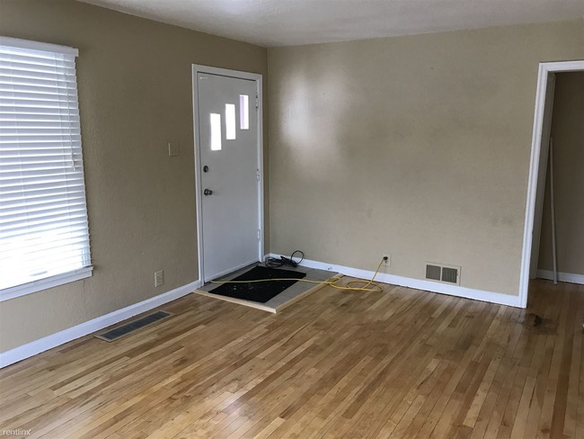 Building Photo - 3 br, 1 bath Apartment - 1309 Avenue C