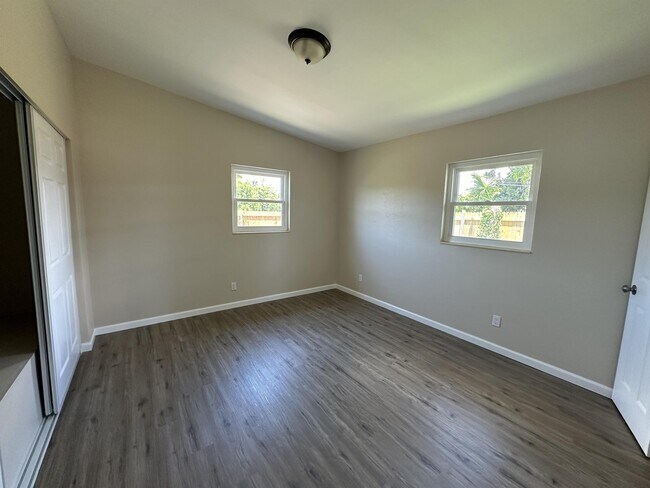 Foto del edificio - 3335 Dudley St