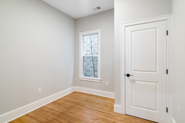 Building Photo - 5 Saybrook St