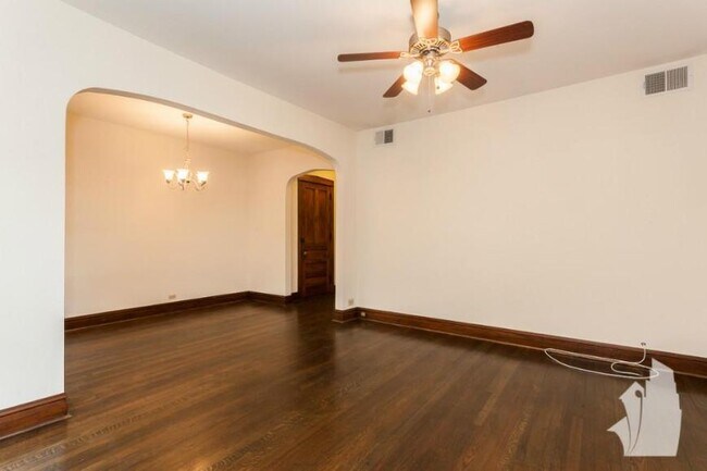 Foto del edificio - 3 bedroom in Chicago IL 60647