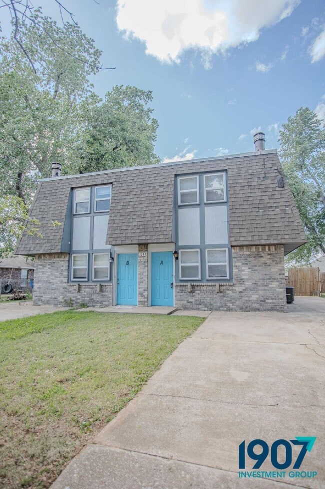 Building Photo - 1247 W Huntington Way