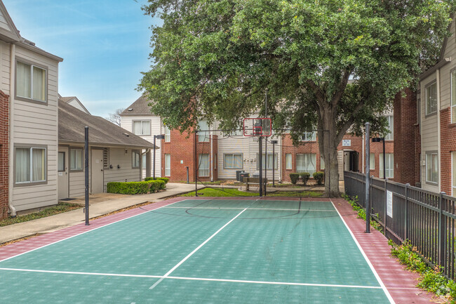 Basketball Court - Clear Lake Apartments