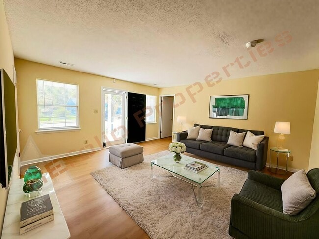 Photo - 703 Larchwood Dr House