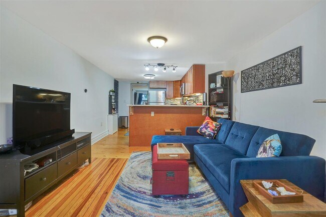 Building Photo - 218 8th St