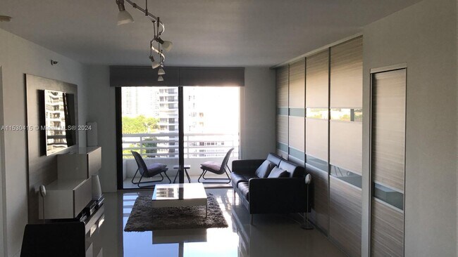 Foto del edificio - 3300 NE 192 St