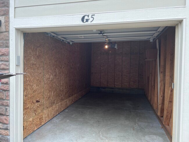 cochera - 15800 E 121st Ave