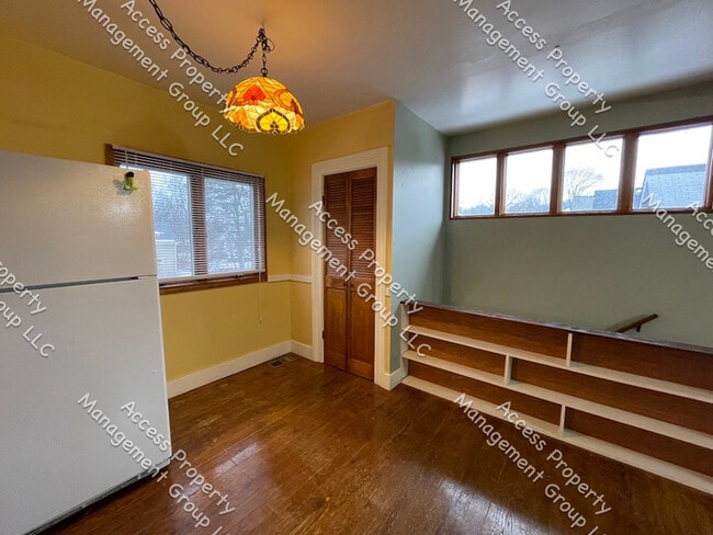 Building Photo - NW Side Upper Two Bed Unit with Parking