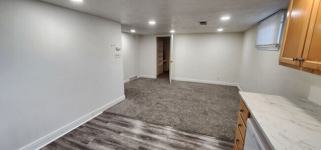 Foto del edificio - 2 Bedroom 1 Bath lower apartment - all utilities included!