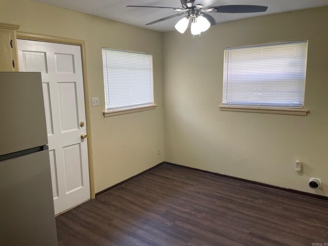Building Photo - 216 Meadow Park Dr