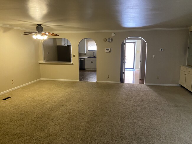 Livingroom dining room combo - 164 College St