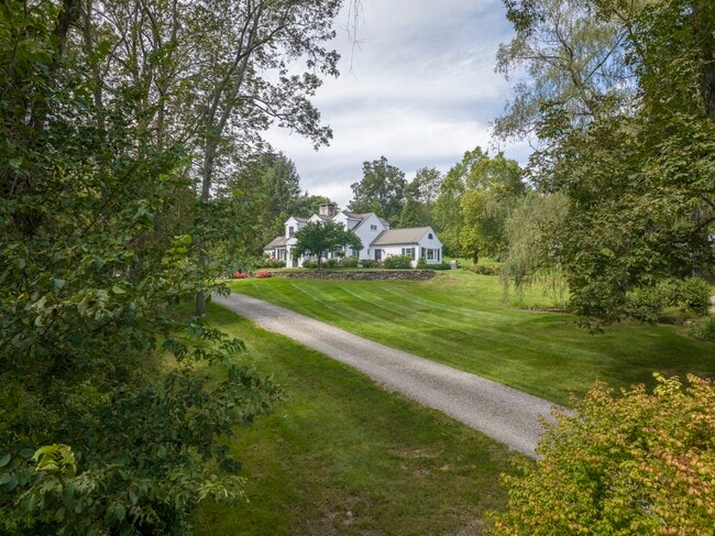 Building Photo - 427 Valley Farm Rd