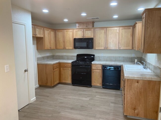 Building Photo - 3058 Bright St