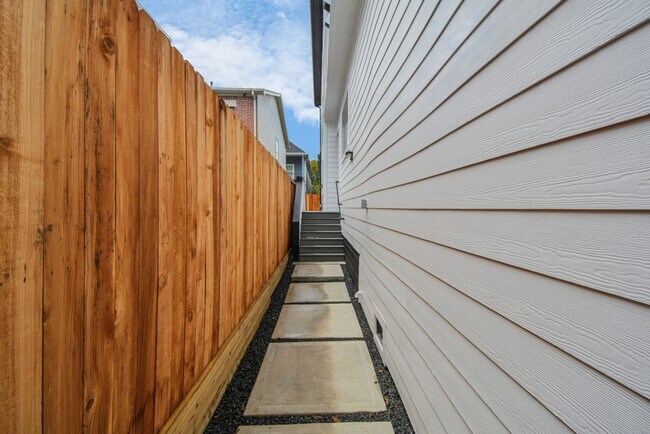 Building Photo - 5538 Darling St