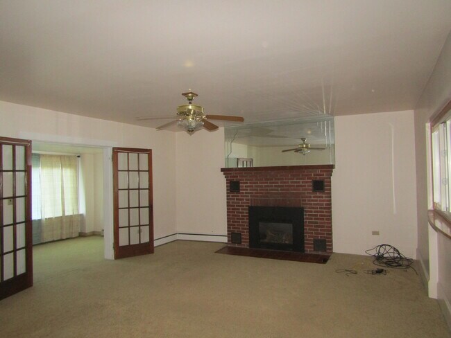 16x18 Living room - 8736 Lake Shore Rd