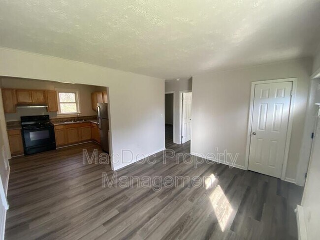Foto del edificio - 114-116 Loch Lane Drive Apt 8