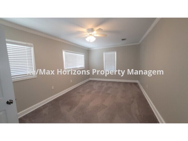 Building Photo - Close to Downtown Pensacola!