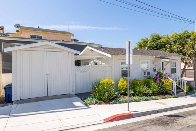 Building Photo - 208 8th St