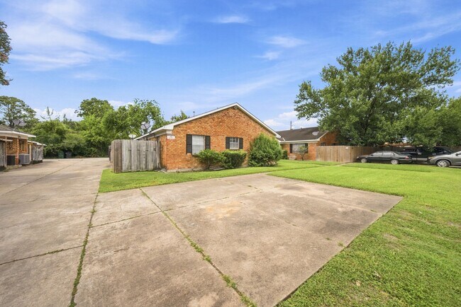 Foto del edificio - 5806 Clarewood Dr