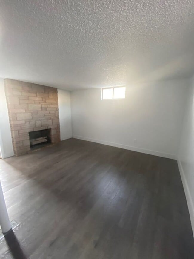 Building Photo - Renting made easy!
