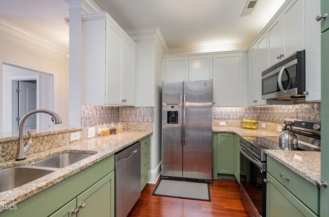 Foto del edificio - Prime Davis Park Location! Move-In Ready 2...