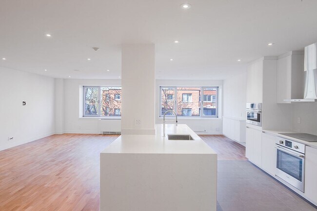 Building Photo - 3468 Rue Drummond