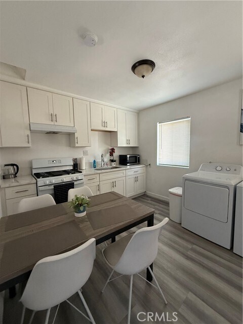 Foto del edificio - 2437 Cogswell Rd