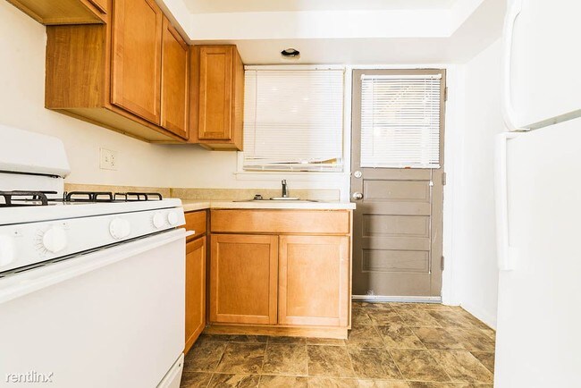 Foto del edificio - 1 br, 1 bath Apartment - 14133 S School St