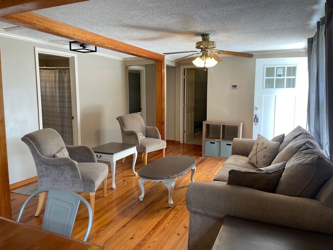 Building Photo - 2 BED, 1 BATH FULLY FURNISHED COTTAGE STYL...