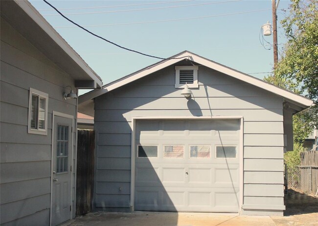 Building Photo - 3300 Fritz Hughes Park Rd