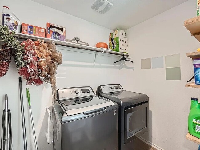 Foto del edificio - 3 bed 2 bath house with a fenced in backyard