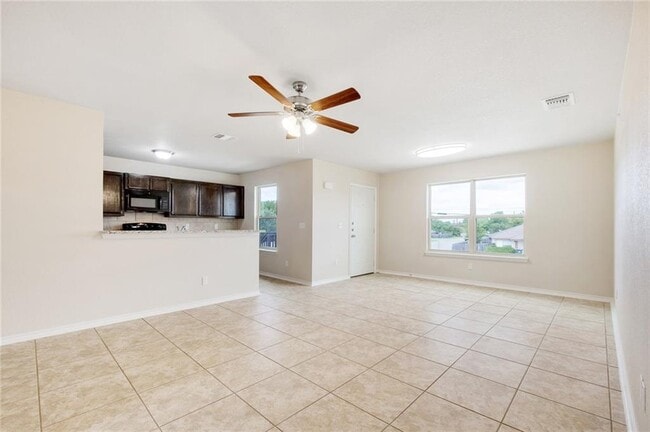 Building Photo - 2200 Creekside Ln