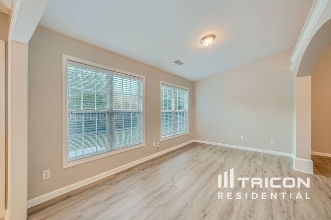 Building Photo - 641 Rock Elm Dr