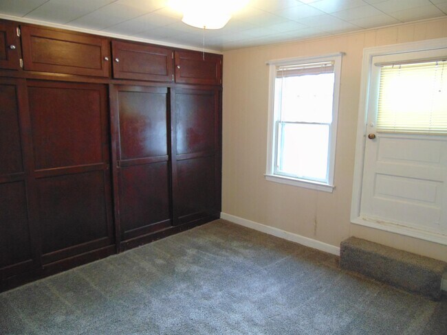 Building Photo - 433 S Van Buren St