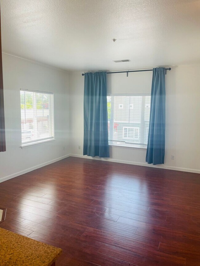 Foto del edificio - Beautiful North Davis 2bed/2 bath Upstairs...