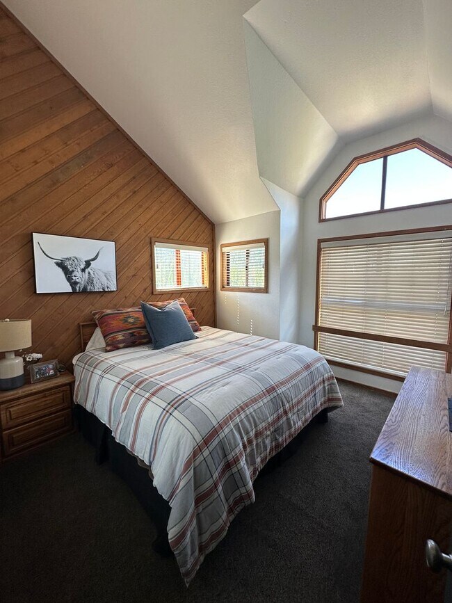 Foto del edificio - Spacious Aspen Creek Condo with Loft & Mountain Views – Mammoth Lakes (Available in the Springtime)