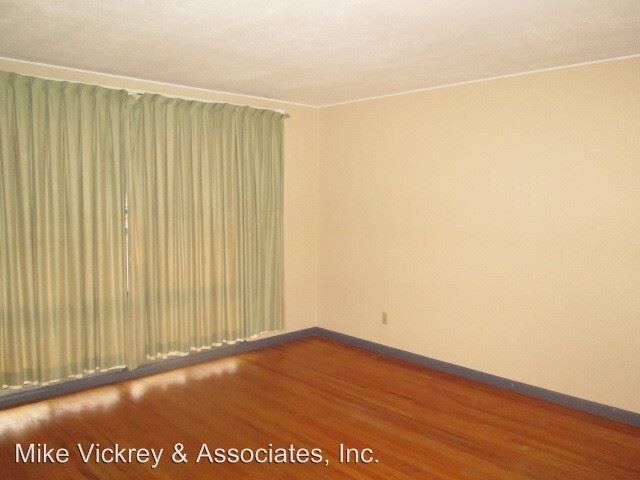 Building Photo - 3325 Tanglewood Dr