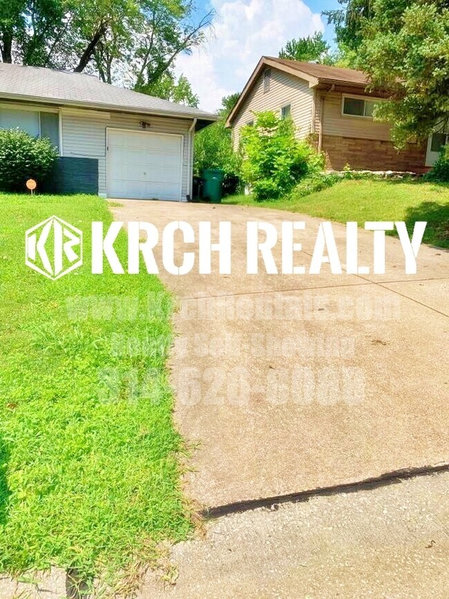 Building Photo - Roomy 3 bedroom, 1 bathroom w/ garage!