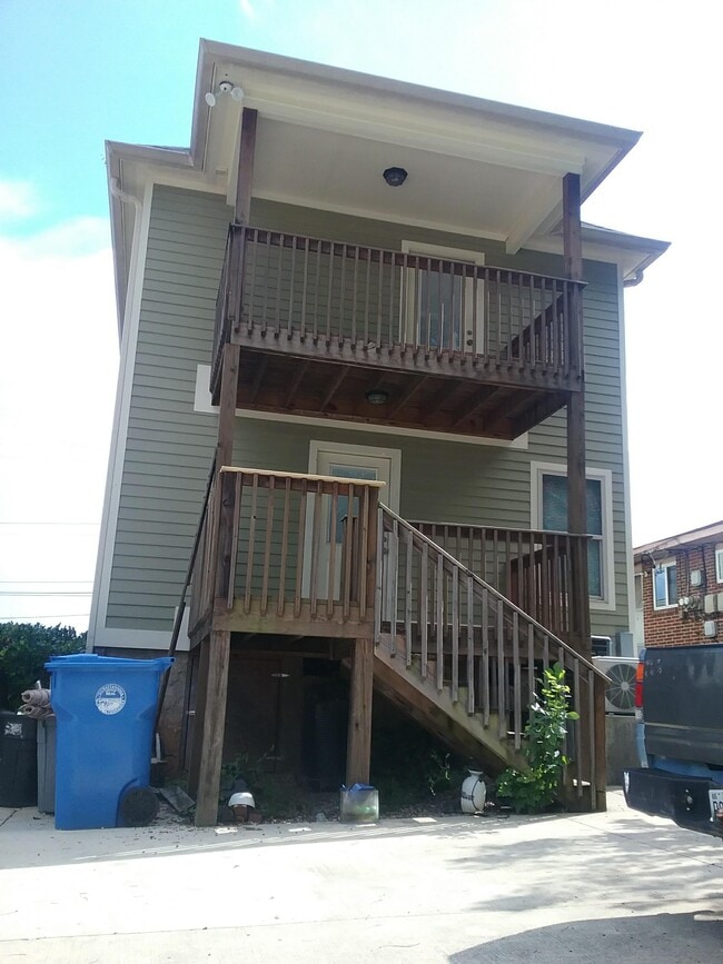 Building Photo - 1011 Oak St