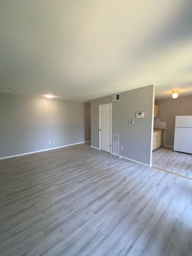 Building Photo - Ready now! Updated One Bedroom One Bath in...
