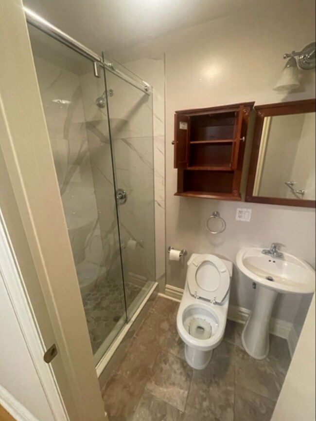 Baño en suite - 3925 W Altgeld St