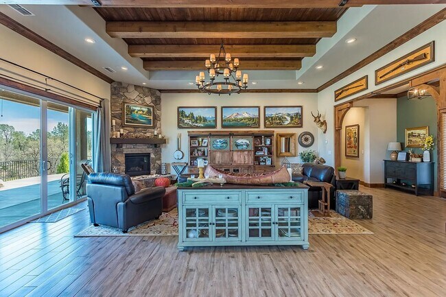 Foto del edificio - Custom Home with Solar, a Pool & all the Upgrades...in Town...Must See!