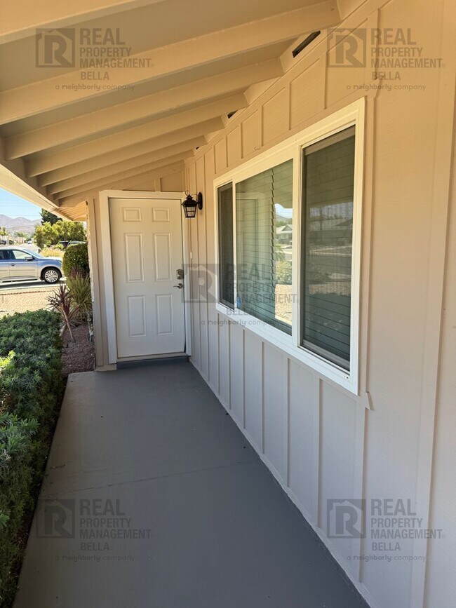 Foto del edificio - Spacious 3-Bedroom Home with Sunroom & Upg...
