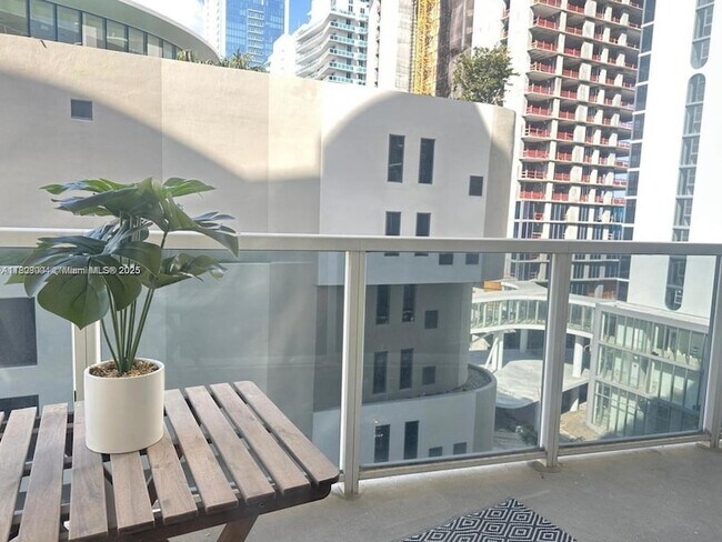 Foto del edificio - 601 NE 23rd St