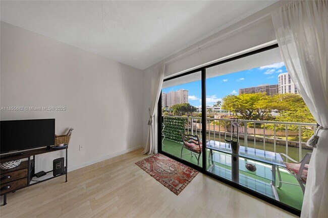 Foto del edificio - 1650 NE 115th St