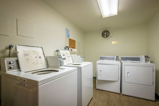 Building Photo - Arla Manor