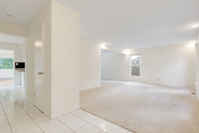 Building Photo - 421 Collen Dr