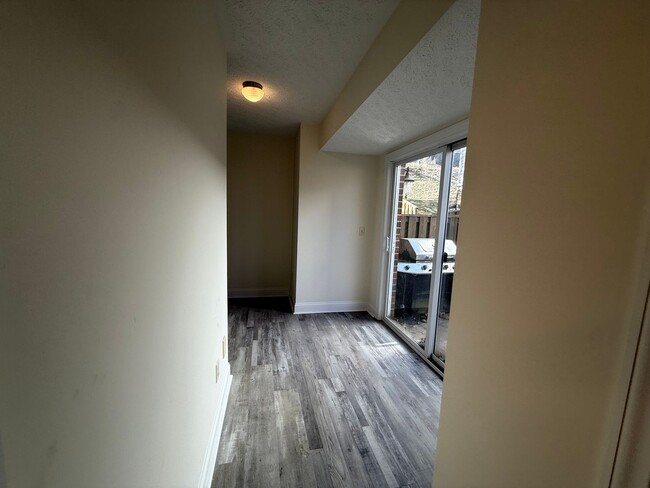 Building Photo - 3 Bedroom, 2 Bath Townhouse