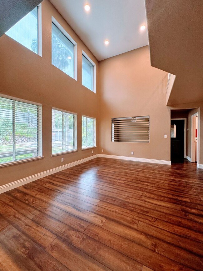 Building Photo - 477 Fisher Cir