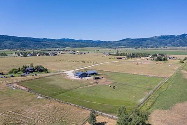 Building Photo - Unique Property close to Victor