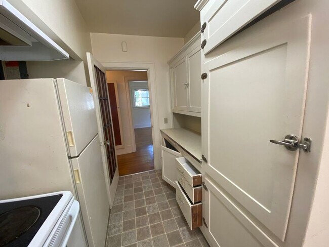 Foto del edificio - Luxurious 2-Bedroom Apartment Steps Away f...